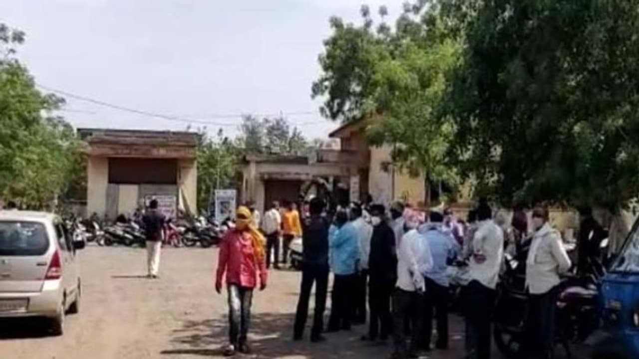 शराब नहीं मिली तो 8 मजदूरों ने पी लिया सैनिटाइजर, अब तक 7 की मौत शराब नहीं मिली तो 8 मजदूरों ने पी लिया सैनिटाइजर, अब तक 7 की मौत