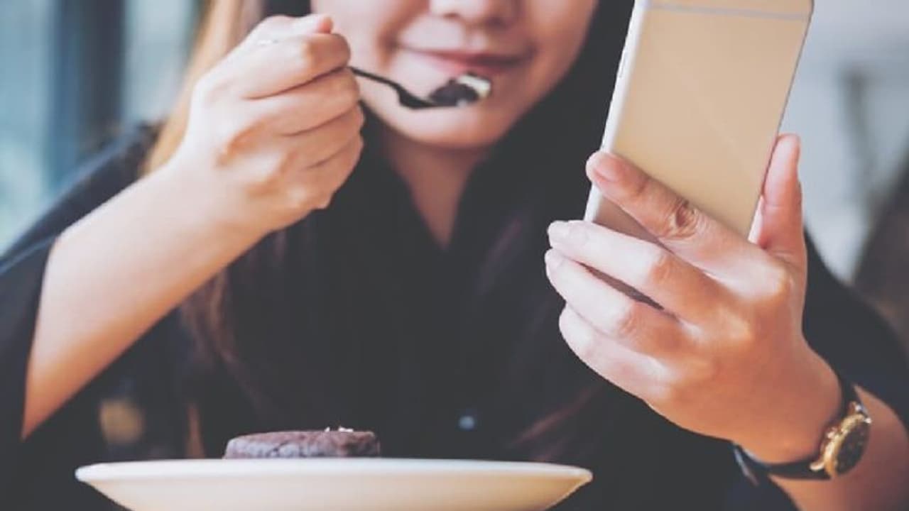 കഴിക്കുമ്പോള് ഫോണോ ടിവിയോ നോക്കിയിരിക്കാറുണ്ടോ? ഒരു രസികന് പരീക്ഷണം നടത്തിയാലോ! കഴിക്കുമ്പോള് ഫോണോ ടിവിയോ നോക്കിയിരിക്കാറുണ്ടോ? ഒരു രസികന് പരീക്ഷണം നടത്തിയാലോ!