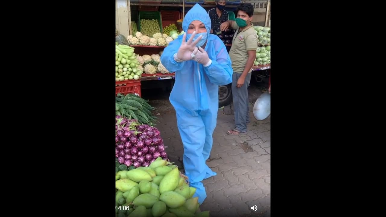 పీపీఈ కిట్ లో మార్కెట్ కి వచ్చిన బిగ్ బాస్ భామ, జనాలు షాక్! పీపీఈ కిట్ లో మార్కెట్ కి వచ్చిన బిగ్ బాస్ భామ, జనాలు షాక్!