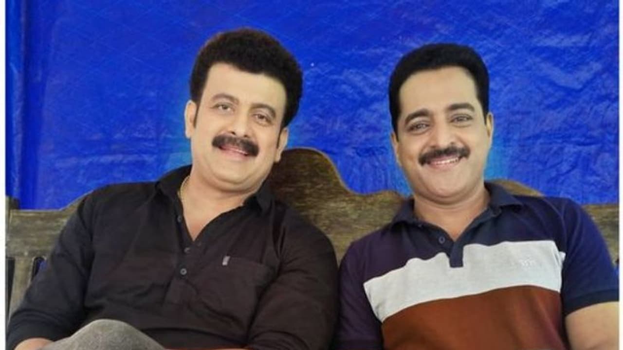 '15 വർഷത്തിന് ശേഷവും ഒരു മാറ്റവും വരാതെ ബോബൻ'; പുതിയ സന്തോഷം പങ്കുവച്ച് കിഷോർ '15 വർഷത്തിന് ശേഷവും ഒരു മാറ്റവും വരാതെ ബോബൻ'; പുതിയ സന്തോഷം പങ്കുവച്ച് കിഷോർ