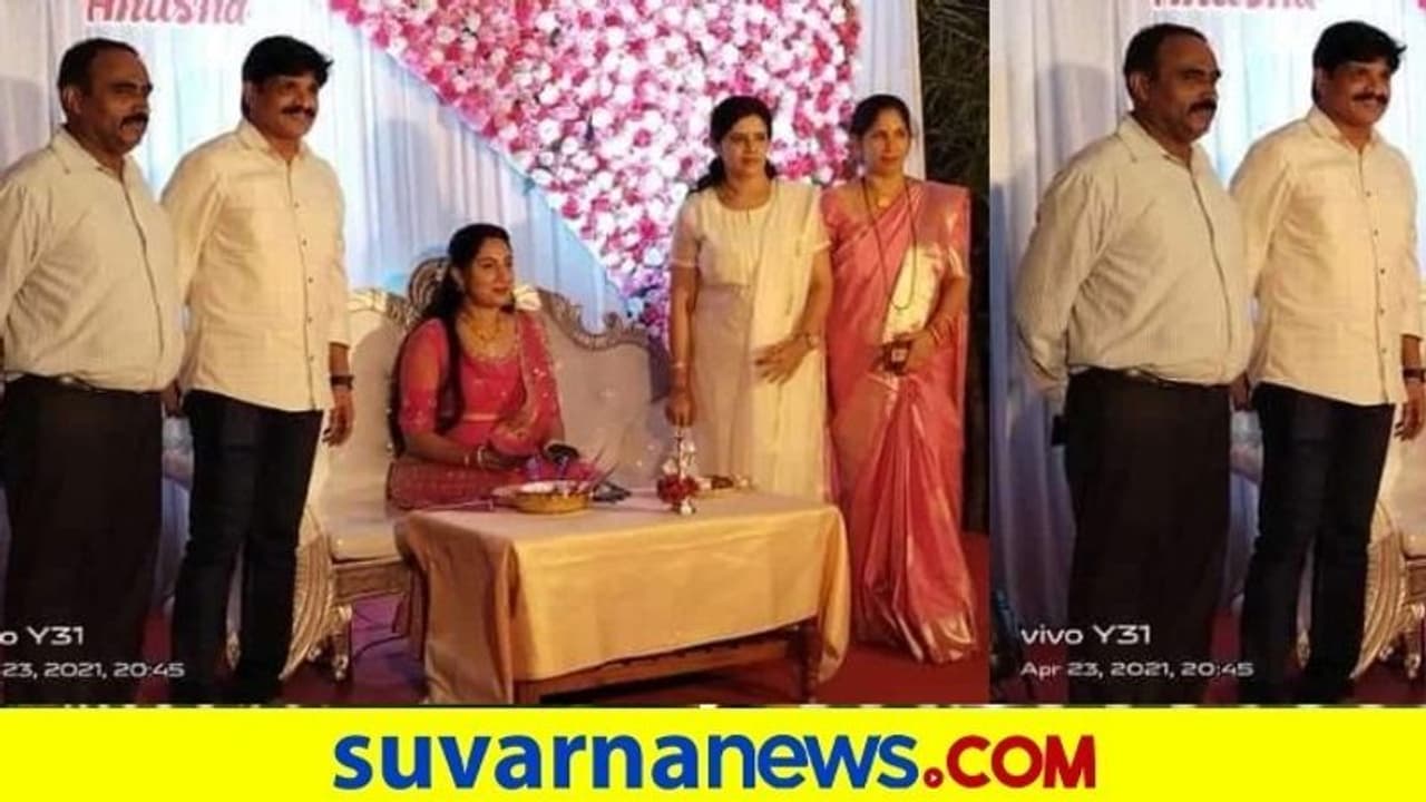 ಉಡುಪಿ ಡೀಸಿ ವಿವಾದ : ಫೋಟೋ ವೈರಲ್ ಉಡುಪಿ ಡೀಸಿ ವಿವಾದ : ಫೋಟೋ ವೈರಲ್