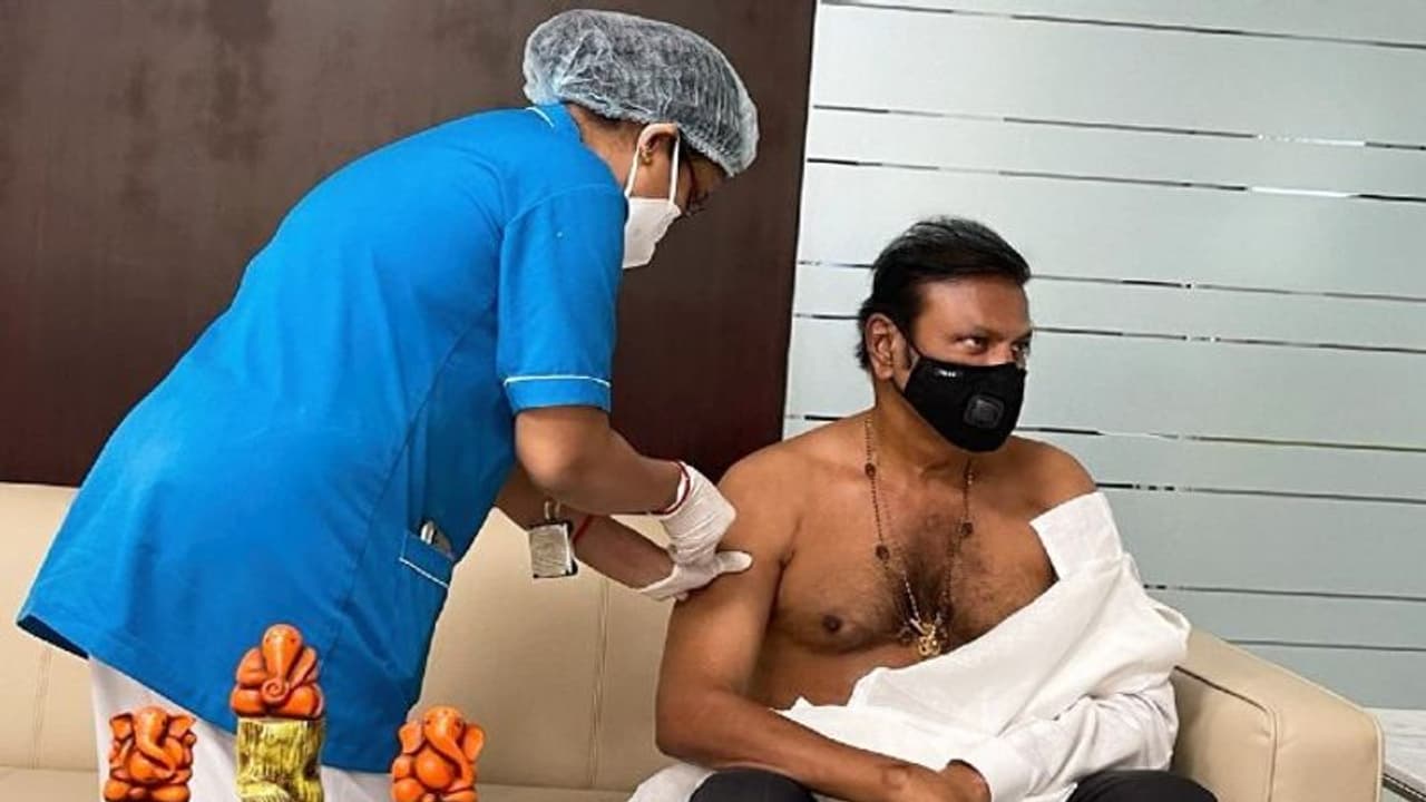 సెకండ్ డోస్ వ్యాక్సిన్ వేసుకున్న మోహన్బాబు.. ప్రజలకు రిక్వెస్ట్ సెకండ్ డోస్ వ్యాక్సిన్ వేసుకున్న మోహన్బాబు.. ప్రజలకు రిక్వెస్ట్