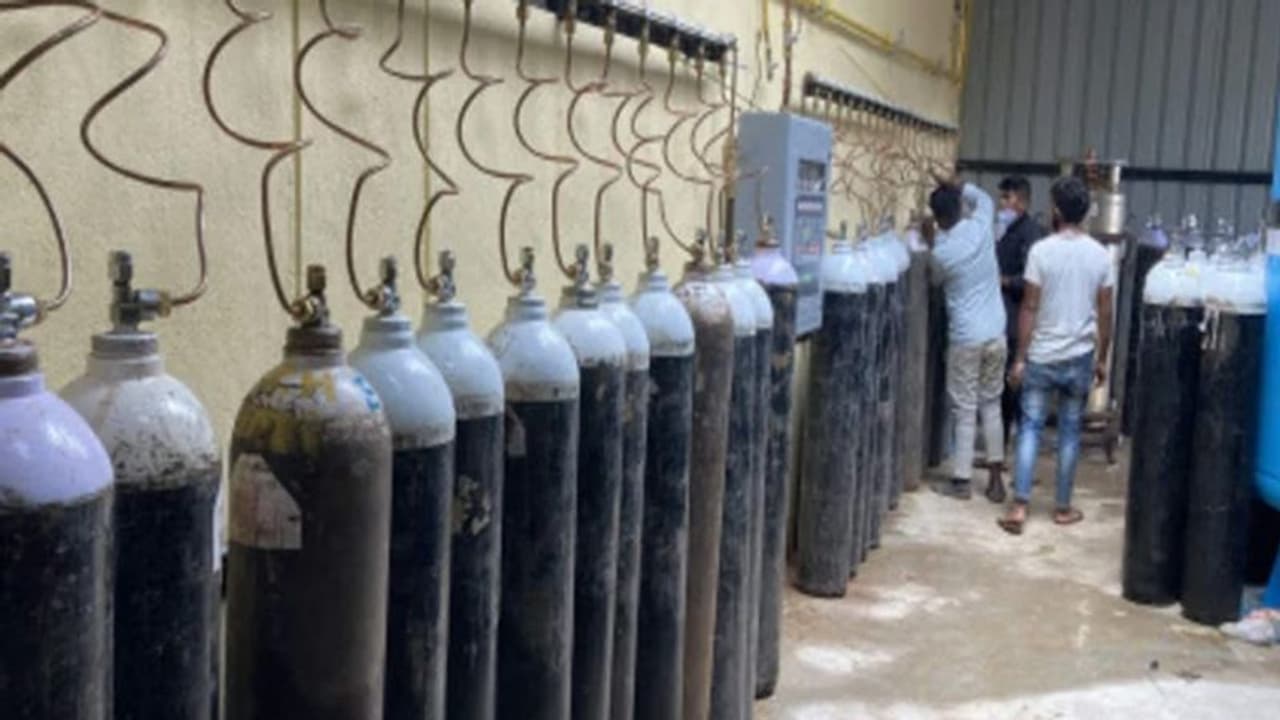 ఆక్సీజన్ అందక... విజయనగరంలో నలుగురి మృతి ఆక్సీజన్ అందక... విజయనగరంలో నలుగురి మృతి