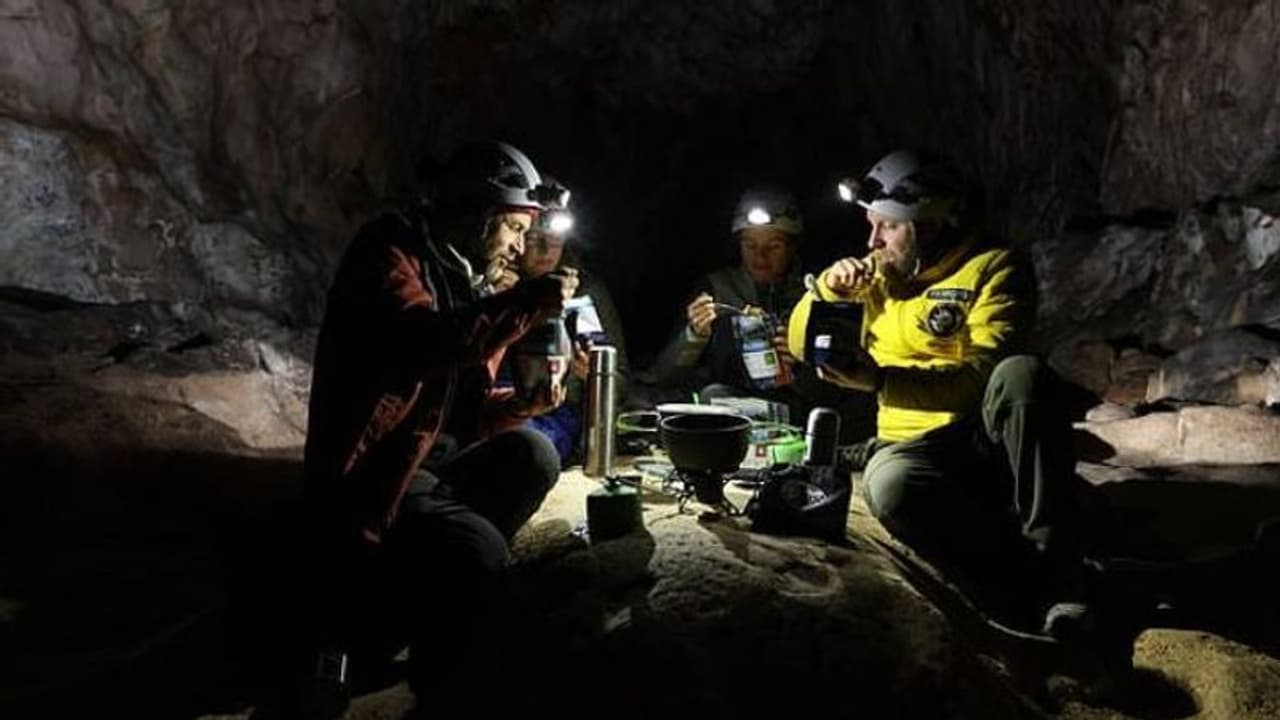 ഫോണില്ല, സമയമറിയാൻ മാർഗമില്ല, 15 പേർ ഗുഹയിൽ കഴിഞ്ഞത് 40 ദിവസങ്ങൾ! ഫോണില്ല, സമയമറിയാൻ മാർഗമില്ല, 15 പേർ ഗുഹയിൽ കഴിഞ്ഞത് 40 ദിവസങ്ങൾ!