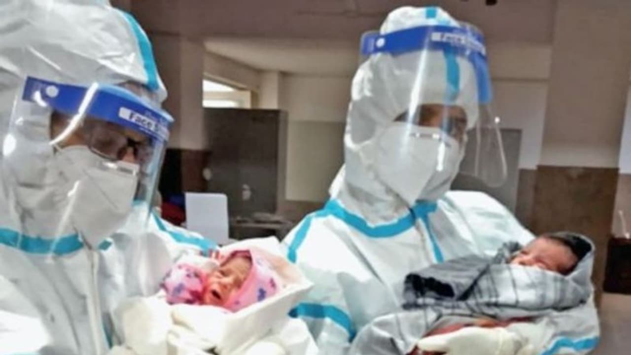 खौफ के बीच खूबसूरत तस्वीर: पैदा होते ही पॉजिटिव हुए मासूम, डॉक्टर मां की तरह गोद में लिए निभा रहीं फर्ज खौफ के बीच खूबसूरत तस्वीर: पैदा होते ही पॉजिटिव हुए मासूम, डॉक्टर मां की तरह गोद में लिए निभा रहीं फर्ज