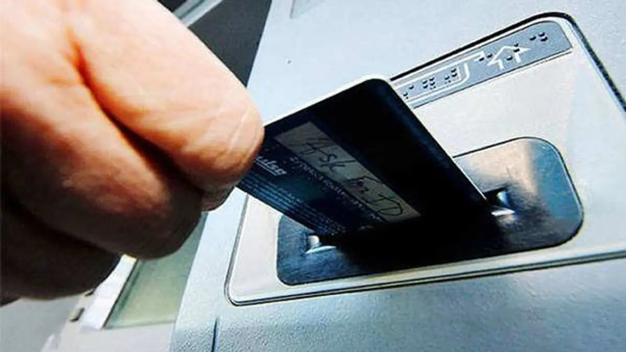 এটিএম থেকে টাকা তোলার চার্জ বাড়াল RBI, অতিরিক্ত কত দিতে হবে, জানুন এটিএম থেকে টাকা তোলার চার্জ বাড়াল RBI, অতিরিক্ত কত দিতে হবে, জানুন