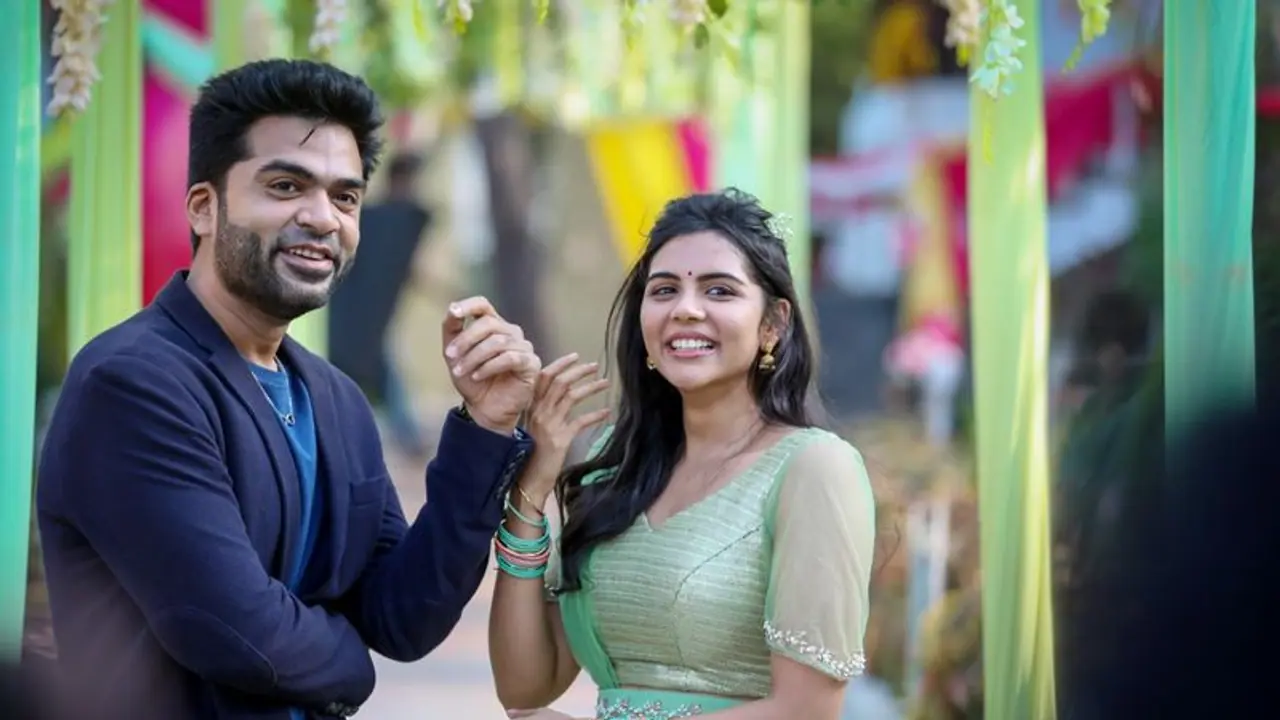 முதலமைச்சரை கொல்ல திட்டம்.. நடுவிரலைக் காட்டும் சிம்பு… மிரட்டலாய் வெளியானது மாநாடு டிரெய்லர்.!