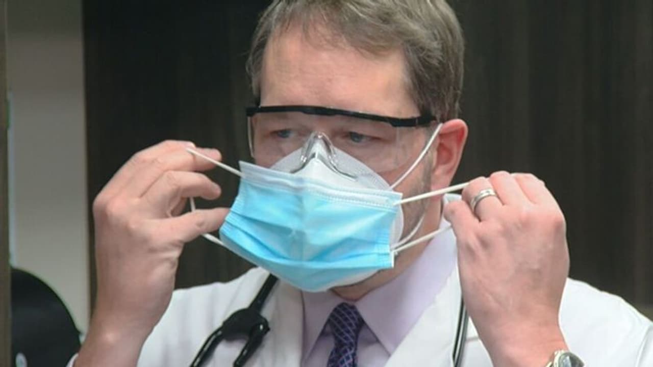 संक्रमण के बढ़ते मामलों के बीच क्यों जरूरी है डबल मास्किंग, कितना फायदेमंद है दोहरा मास्क संक्रमण के बढ़ते मामलों के बीच क्यों जरूरी है डबल मास्किंग, कितना फायदेमंद है दोहरा मास्क