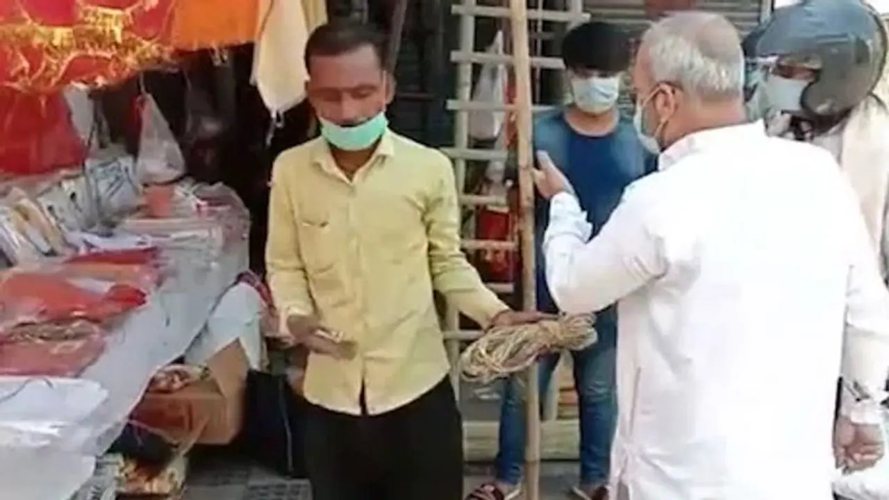 कोरोना के कारण बदल दिया धंधा, कभी बेचते थे शादियों के सामान...लेकिन अब बेच रहे कफन कोरोना के कारण बदल दिया धंधा, कभी बेचते थे शादियों के सामान...लेकिन अब बेच रहे कफन