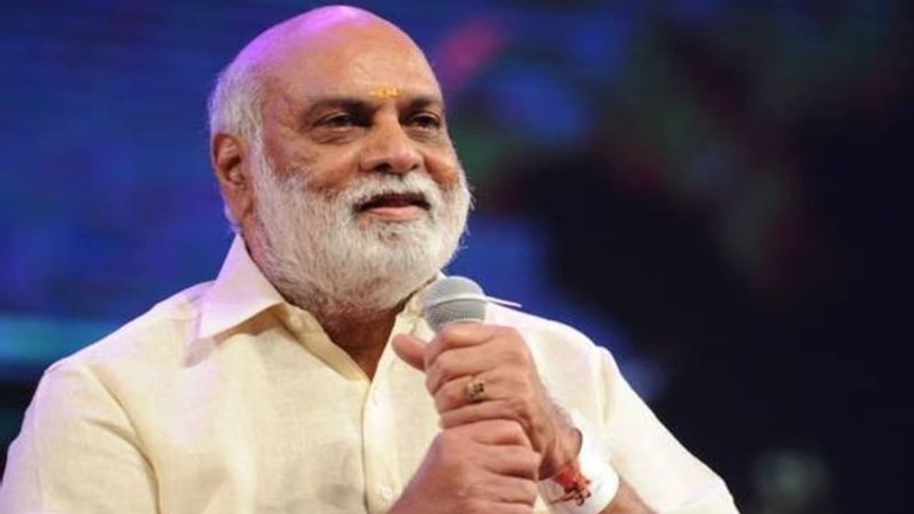 టాలీవుడ్ డైరెక్టర్ రాఘవేంద్రరావుకు హైకోర్టు నోటీసులు, కారణం ఏంటంటే..? టాలీవుడ్ డైరెక్టర్ రాఘవేంద్రరావుకు హైకోర్టు నోటీసులు, కారణం ఏంటంటే..?