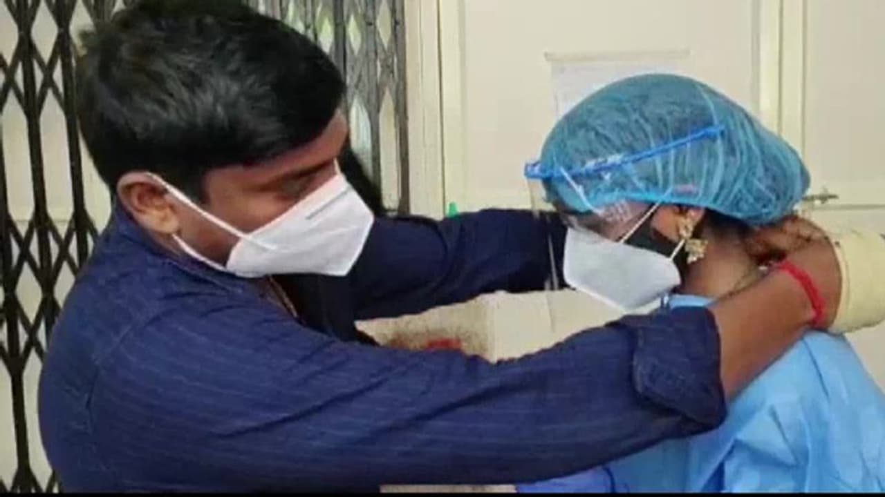 ಮದುವೆ ಮಂಟಪವಾಗಿ ಬದಲಾದ ಕೋವಿಡ್ ಆಸ್ಪತ್ರೆ; ಹೊಸ ಬದುಕಿಗೆ ಕಾಲಿಟ್ಟ ನವಜೋಡಿ!