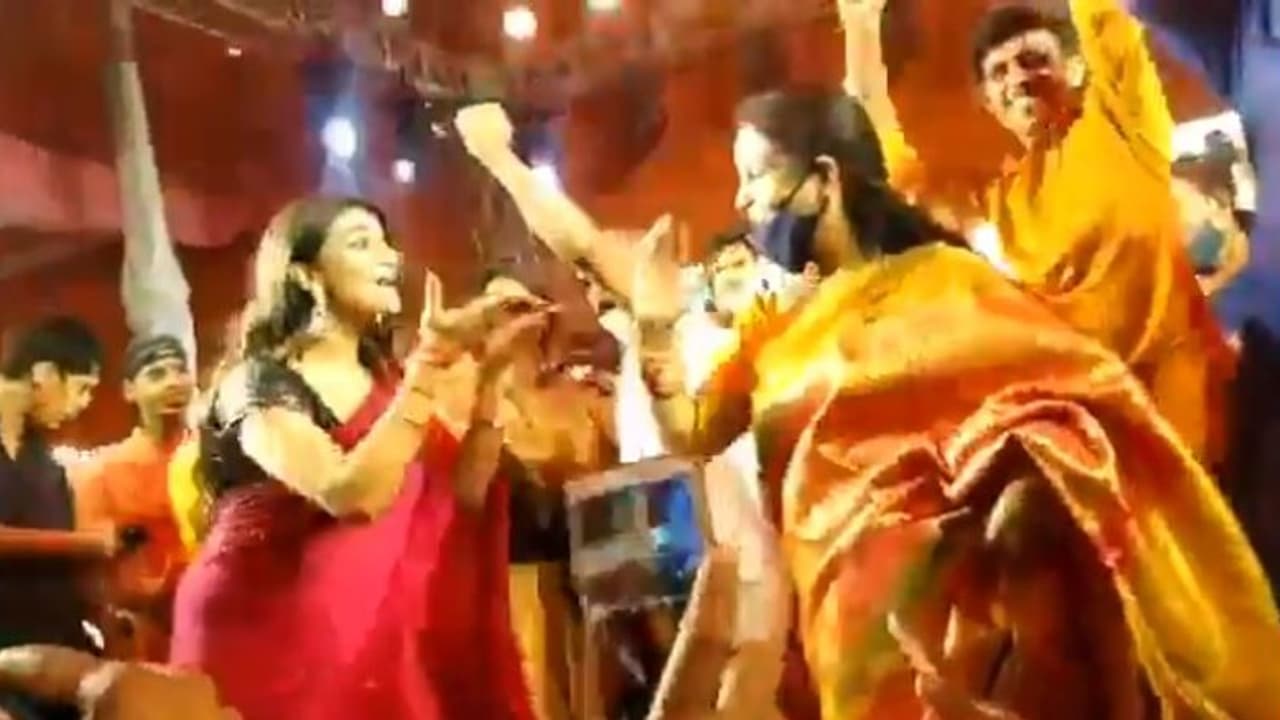 नाइट कर्फ्यू के दौरान बाहुबली के साथ ठुमके लगा फंसी एक्ट्रेस अक्षरा सिंह, जानिए क्या है पूरा मामला नाइट कर्फ्यू के दौरान बाहुबली के साथ ठुमके लगा फंसी एक्ट्रेस अक्षरा सिंह, जानिए क्या है पूरा मामला