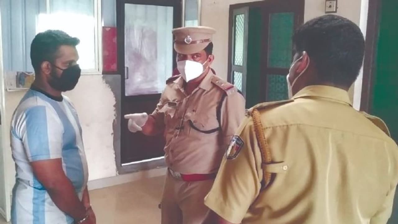 അടക്ക വ്യാപാരിയെ തട്ടിക്കൊണ്ട് പോയി 22 പവനും കാറും കവർന്ന സംഭവം; പ്രധാന പ്രതി അറസ്റ്റിൽ അടക്ക വ്യാപാരിയെ തട്ടിക്കൊണ്ട് പോയി 22 പവനും കാറും കവർന്ന സംഭവം; പ്രധാന പ്രതി അറസ്റ്റിൽ