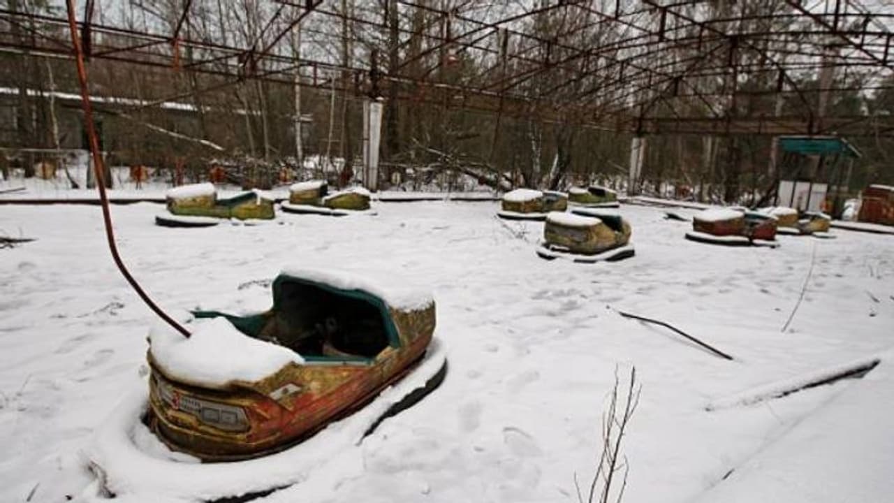 35 വർഷത്തിനുശേഷം ജനിച്ച വീട് സന്ദർശിക്കുമ്പോൾ, ചെർണോബിൽ ദുരന്തത്തെ തുടർന്ന് പലായനം ചെയ്യേണ്ടി വന്ന മനുഷ്യർ 35 വർഷത്തിനുശേഷം ജനിച്ച വീട് സന്ദർശിക്കുമ്പോൾ, ചെർണോബിൽ ദുരന്തത്തെ തുടർന്ന് പലായനം ചെയ്യേണ്ടി വന്ന മനുഷ്യർ