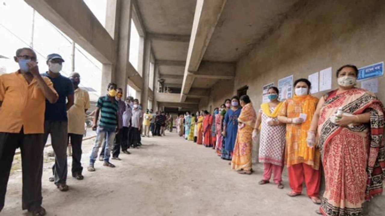 ഭവാനിപൂരിൽ വോട്ടെടുപ്പ് തുടങ്ങി; മണ്ഡലത്തിൽ കനത്ത സുരക്ഷ ഭവാനിപൂരിൽ വോട്ടെടുപ്പ് തുടങ്ങി; മണ്ഡലത്തിൽ കനത്ത സുരക്ഷ