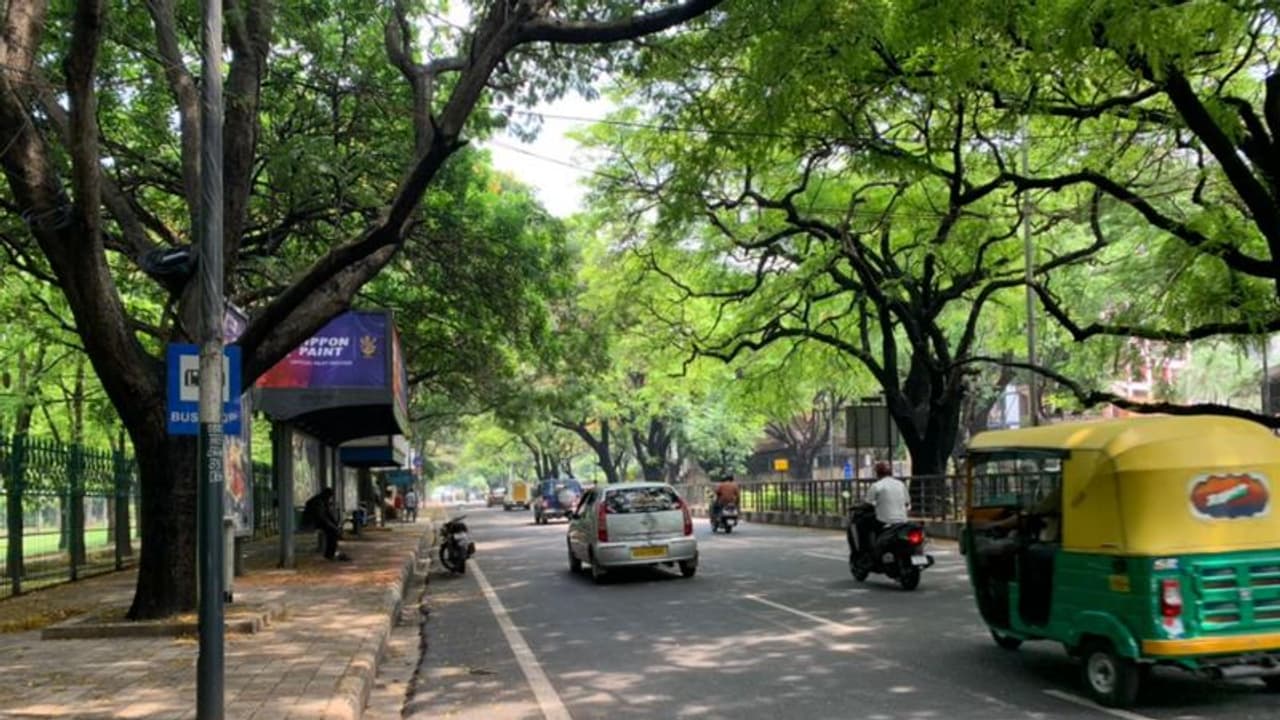 ಒಂದೇ ದಿನಕ್ಕೆ ತಣ್ಣಗಾಯ್ತು ಕರ್ಫ್ಯೂ ಬಿಸಿ: ಯಾವುದೇ ಭಯವಿಲ್ಲದೆ ಜನರ ಓಡಾಟ..! ಒಂದೇ ದಿನಕ್ಕೆ ತಣ್ಣಗಾಯ್ತು ಕರ್ಫ್ಯೂ ಬಿಸಿ: ಯಾವುದೇ ಭಯವಿಲ್ಲದೆ ಜನರ ಓಡಾಟ..!