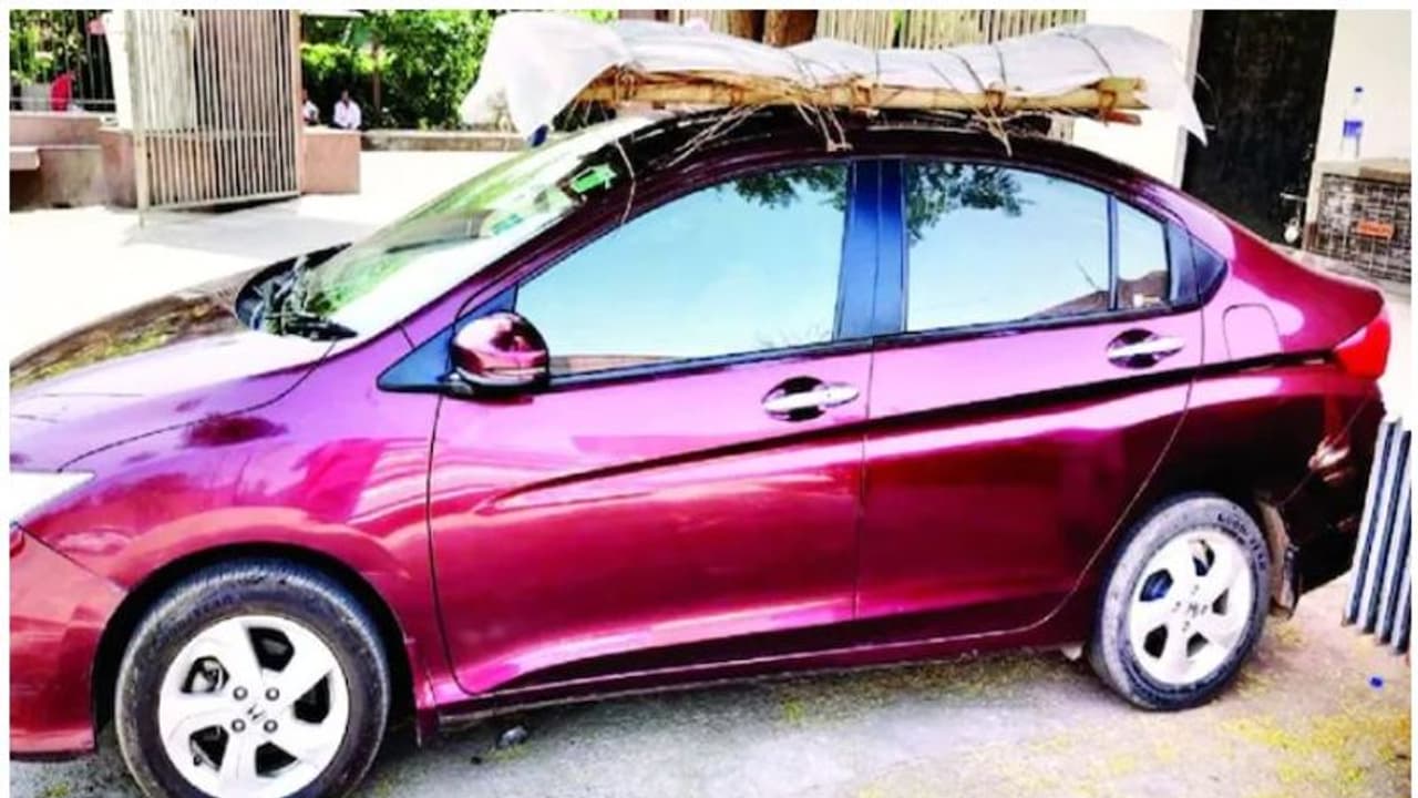 ആംബുലൻസ് കിട്ടിയില്ല, പിതാവിന്റെ മൃതദേഹം മകൻ കാറിന് മുകളിൽ കെട്ടിവെച്ച് ശ്മശാനത്തിലേക്ക്; ഹൃദയഭേദകം ഈ കാഴ്ച ആംബുലൻസ് കിട്ടിയില്ല, പിതാവിന്റെ മൃതദേഹം മകൻ കാറിന് മുകളിൽ കെട്ടിവെച്ച് ശ്മശാനത്തിലേക്ക്; ഹൃദയഭേദകം ഈ കാഴ്ച