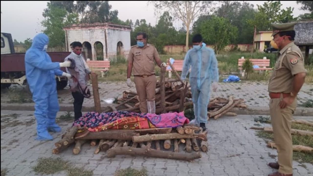 తెలంగాణ పోలీస్ శాఖలో కరోనా కల్లోలం... తాజాగా కామారెడ్డి ఎస్సై మృతి తెలంగాణ పోలీస్ శాఖలో కరోనా కల్లోలం... తాజాగా కామారెడ్డి ఎస్సై మృతి