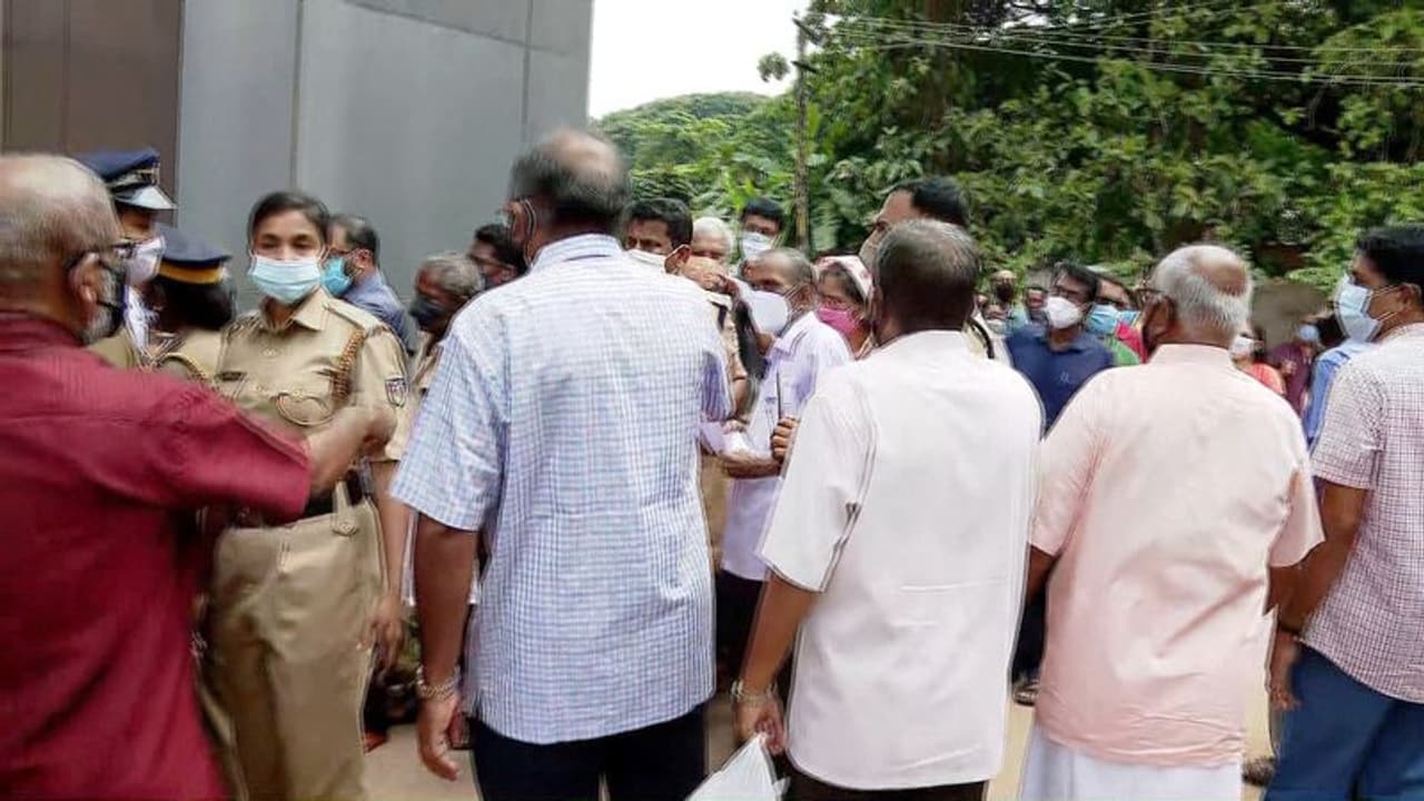 ജിമ്മി ജോർജ്ജ് സ്റ്റേഡിയത്തിൽ സംഭവിച്ചതെന്ത് ? പരസ്പരം പഴിചാരി ആരോഗ്യവകുപ്പും പൊലീസും ജിമ്മി ജോർജ്ജ് സ്റ്റേഡിയത്തിൽ സംഭവിച്ചതെന്ത് ? പരസ്പരം പഴിചാരി ആരോഗ്യവകുപ്പും പൊലീസും