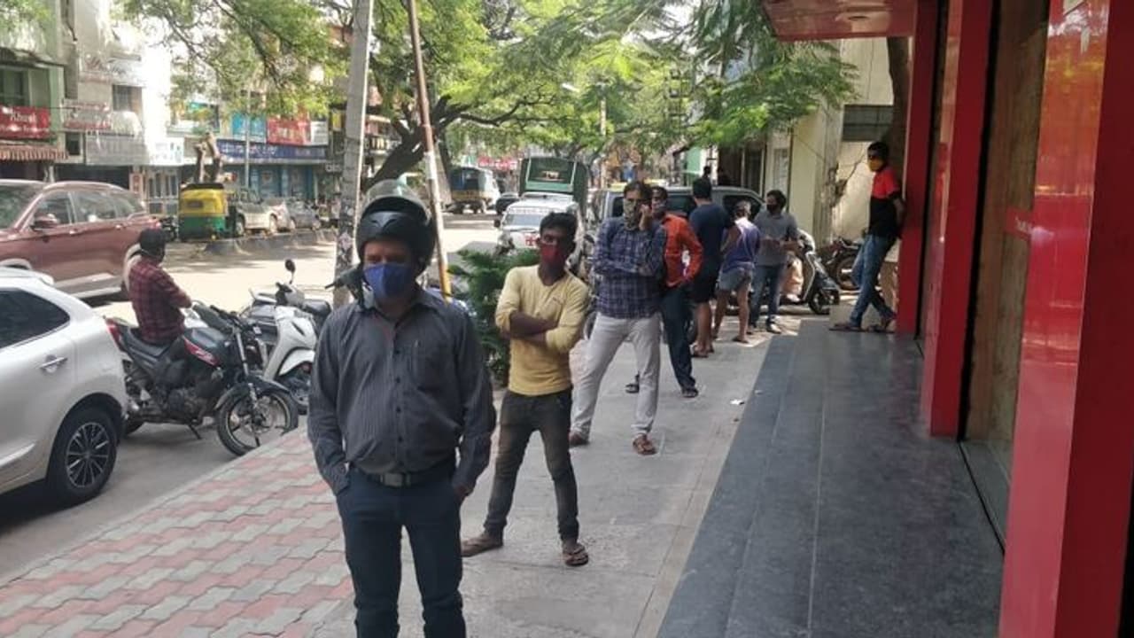 ಲಾಕ್ಡೌನ್ ಮಧ್ಯೆ ಎಣ್ಣೆ ಪ್ರಿಯರಿಗೆ ಗುಡ್ನ್ಯೂಸ್, ಆದ್ರೂ ಮದ್ಯದಂಗಡಿ ಮುಂದೆ ಫುಲ್ ಕ್ಯೂ.! ಲಾಕ್ಡೌನ್ ಮಧ್ಯೆ ಎಣ್ಣೆ ಪ್ರಿಯರಿಗೆ ಗುಡ್ನ್ಯೂಸ್, ಆದ್ರೂ ಮದ್ಯದಂಗಡಿ ಮುಂದೆ ಫುಲ್ ಕ್ಯೂ.!