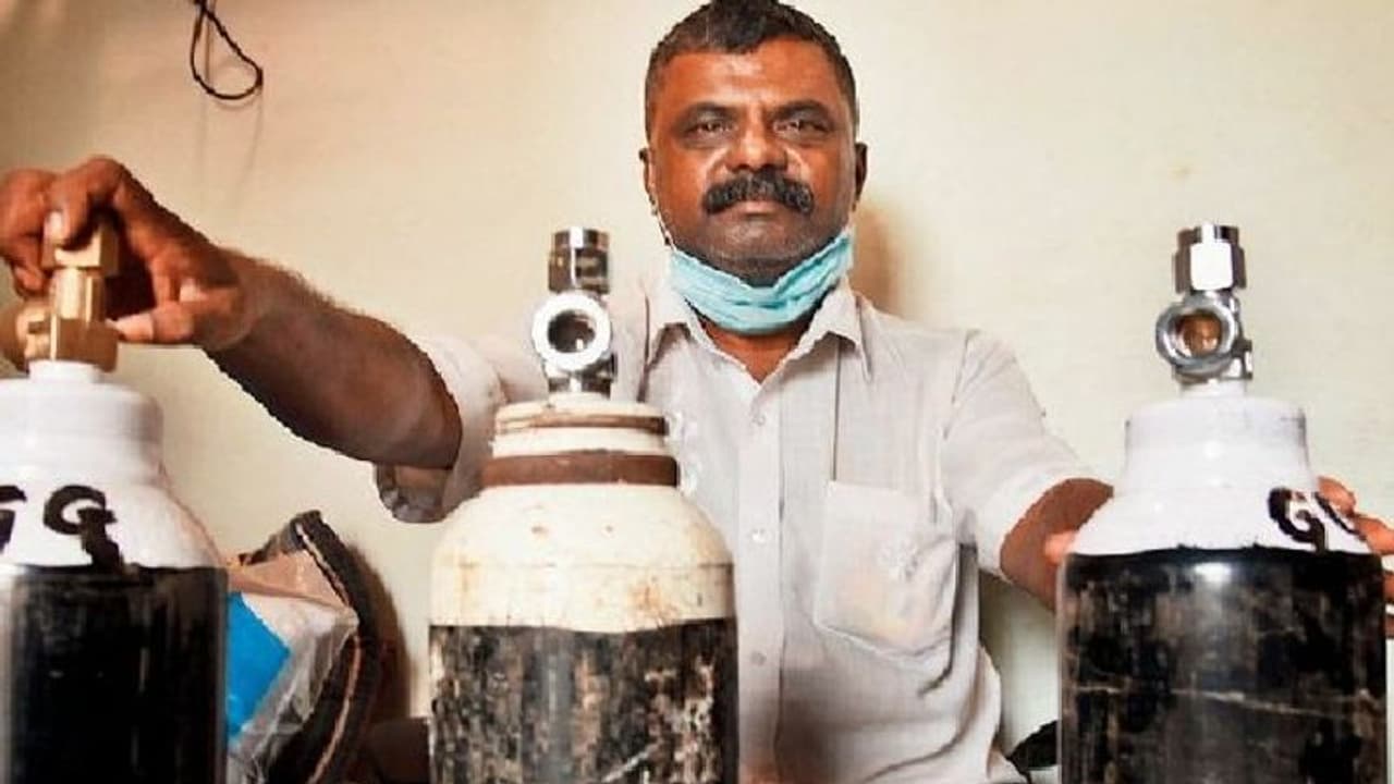 मुंबई का असली होरी: 5 साल से बेड पर है बीवी, फिर भी पत्नी के गहने बेच फ्री बांट रहा ऑक्सीजन सिलेंडर मुंबई का असली होरी: 5 साल से बेड पर है बीवी, फिर भी पत्नी के गहने बेच फ्री बांट रहा ऑक्सीजन सिलेंडर