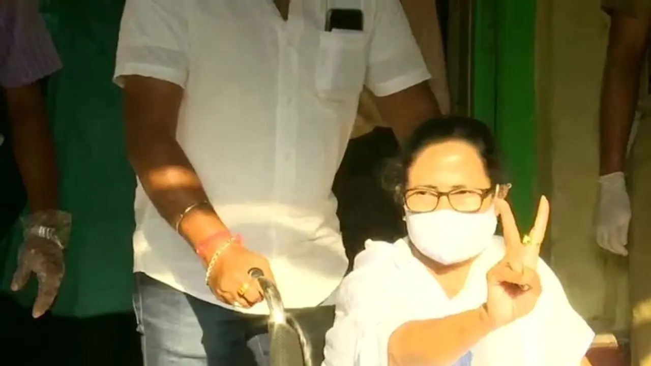West Bengal CM Mamata Banerjee casts her vote in Bhabanipur, flashes victory sign