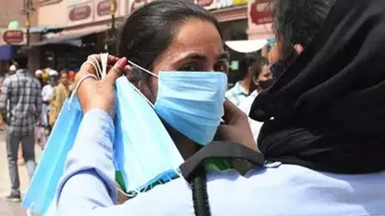 తెలంగాణలో కరోనా విజృంభణ: 8 వేలకు చేరువలో తాజా కేసులు, 58 మంది మృతి తెలంగాణలో కరోనా విజృంభణ: 8 వేలకు చేరువలో తాజా కేసులు, 58 మంది మృతి