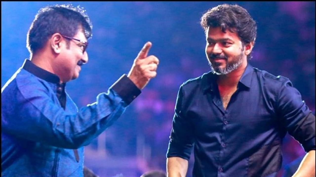 హాస్యనటుడు వివేక్ కుటుంబాన్ని పరామర్శించిన విజయ్..ఎమోషనల్ హాస్యనటుడు వివేక్ కుటుంబాన్ని పరామర్శించిన విజయ్..ఎమోషనల్