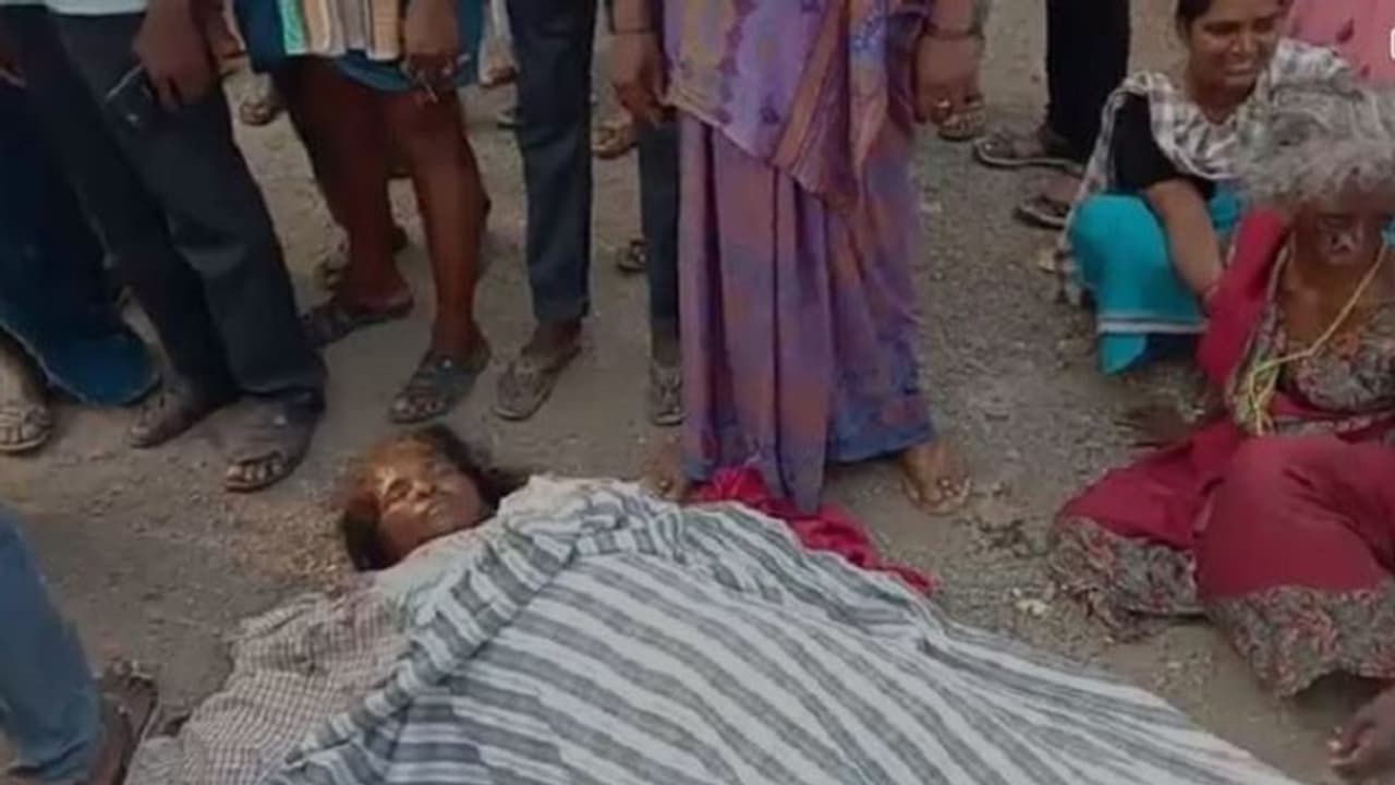 కూలీలతో వెళ్తున్న ఆటో, ట్రాక్టర్ ఢీ.. ఒకరి మృతి (వీడియో) కూలీలతో వెళ్తున్న ఆటో, ట్రాక్టర్ ఢీ.. ఒకరి మృతి (వీడియో)