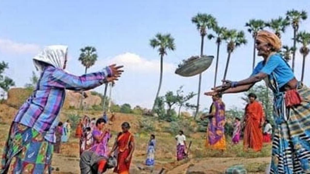 55 வயதுக்கு மேற்பட்டோருக்கு 100 நாள் வேலை மறுப்பு. டாஸ்மாக்கில் தடைபோட தயாரா.? அரசுக்கு சரமாரி கேள்வி. 55 வயதுக்கு மேற்பட்டோருக்கு 100 நாள் வேலை மறுப்பு. டாஸ்மாக்கில் தடைபோட தயாரா.? அரசுக்கு சரமாரி கேள்வி.