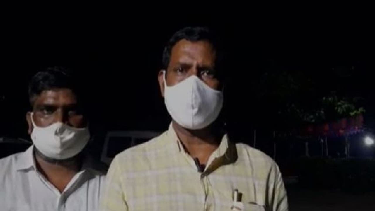 కూల్చివేతలు విజయ్ సాయి అనుచరుల పనే.. మళ్లీ కడతా..పల్లా ఫైర్, ఫిర్యాదు.. (వీడియో) కూల్చివేతలు విజయ్ సాయి అనుచరుల పనే.. మళ్లీ కడతా..పల్లా ఫైర్, ఫిర్యాదు.. (వీడియో)