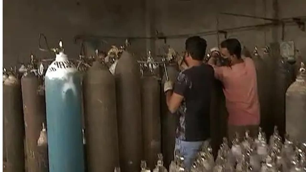 ऑक्सीजन कमी देख इस शख्स ने रातों रात लगवा दिया ऑक्सीजन प्लांट, बोला इंसान की जिंदगी सबसे जरूरी ऑक्सीजन कमी देख इस शख्स ने रातों रात लगवा दिया ऑक्सीजन प्लांट, बोला इंसान की जिंदगी सबसे जरूरी