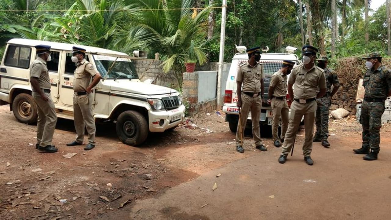 লকডাউনে চরম আর্থিক অনটন, স্ত্রী তিন কন্যাকে আগুনে পুড়িয়ে আত্মঘাতী স্বামী লকডাউনে চরম আর্থিক অনটন, স্ত্রী তিন কন্যাকে আগুনে পুড়িয়ে আত্মঘাতী স্বামী