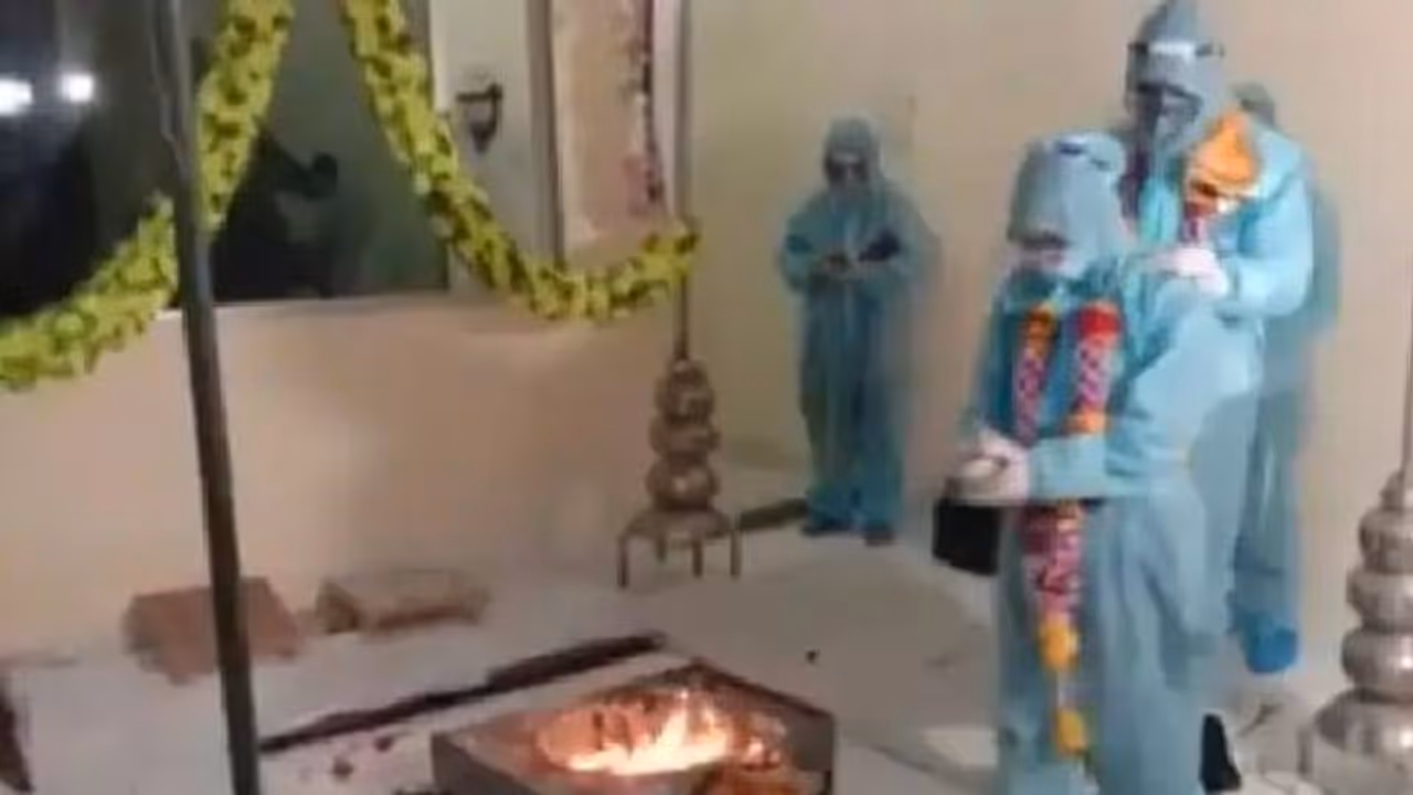 വരന് കൊവിഡ്; പിപിഇ കിറ്റ് ധരിച്ച് വധൂവരന്മാര്‍; വിവാഹ വീഡിയോ വൈറല്‍