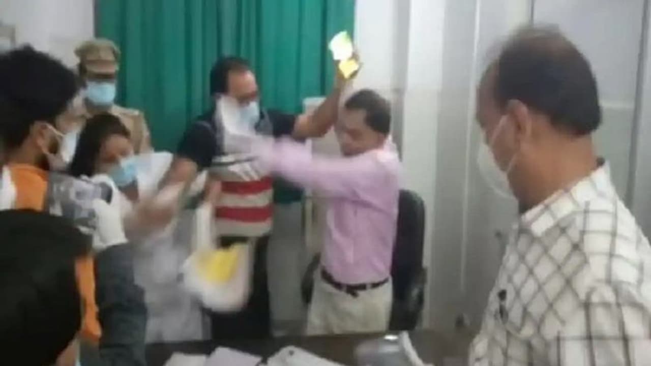 డాక్టర్ చెంప పగులగొట్టిన నర్స్.. వైరలవుతున్న గలీజు పని.. డాక్టర్ చెంప పగులగొట్టిన నర్స్.. వైరలవుతున్న గలీజు పని..