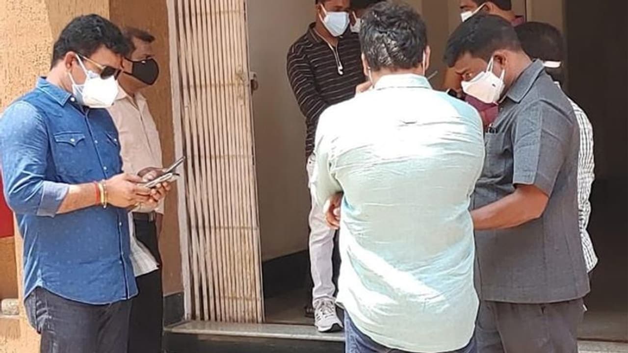 విశాఖ: కరోనా పాజిటివ్.. బెడ్ల కొరత, అంబులెన్స్‌లోనే మరణించిన ఏడాది చిన్నారి