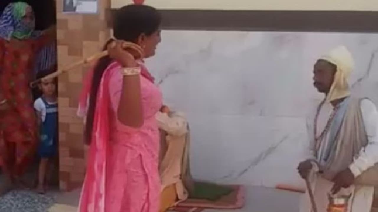 गजब की राजनीति: मास्क के नाम पर संतों को किन्नर पार्षद ने डंडों से पीटा, खुद ने भी नहीं ढंका था अपना मुंह गजब की राजनीति: मास्क के नाम पर संतों को किन्नर पार्षद ने डंडों से पीटा, खुद ने भी नहीं ढंका था अपना मुंह