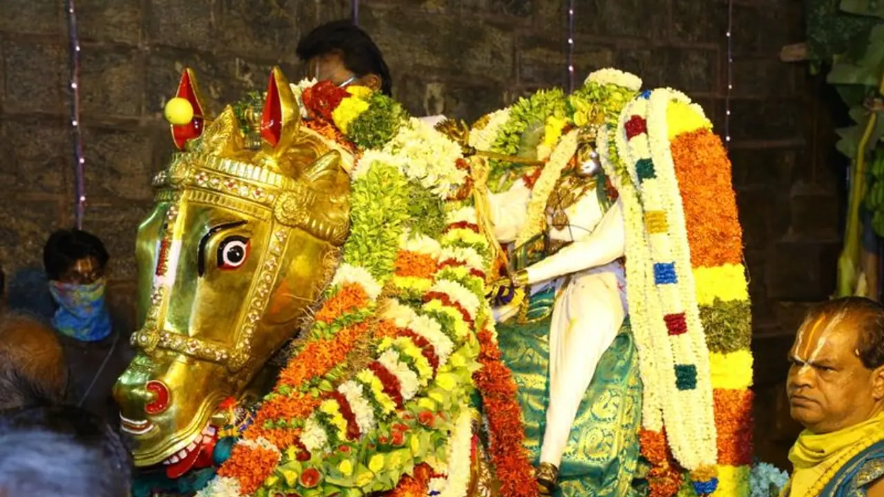 சித்திரை திருவிழா; கள்ளழகர் மீது தண்ணீரை பீய்ச்சி அடிக்க கட்டுப்பாடு சித்திரை திருவிழா; கள்ளழகர் மீது தண்ணீரை பீய்ச்சி அடிக்க கட்டுப்பாடு