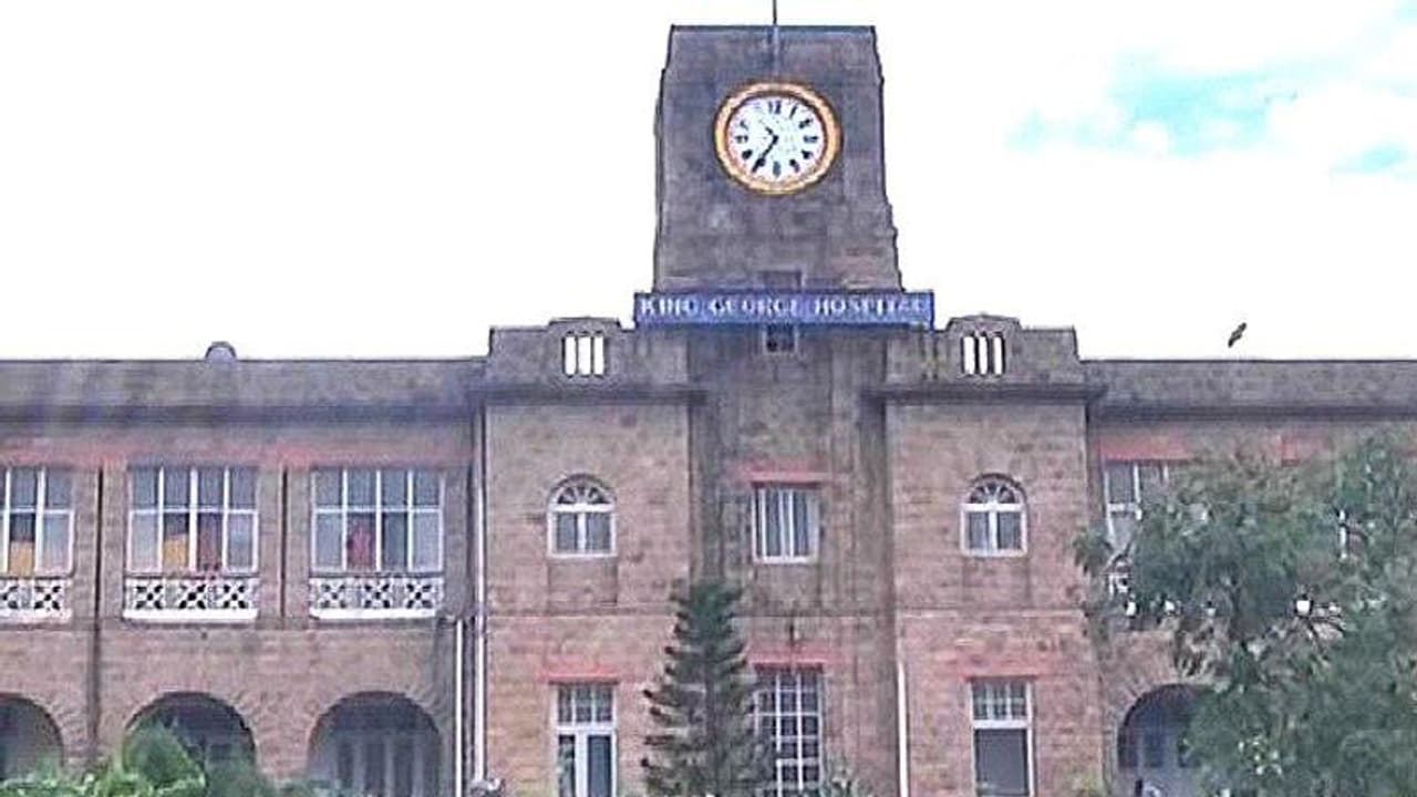 పోస్ట్మార్టం విషయంలో గొడవ: రెచ్చిపోయిన మృతుని బంధువులు, జూనియర్ డాక్టర్లపై బ్లేడుతో దాడి పోస్ట్మార్టం విషయంలో గొడవ: రెచ్చిపోయిన మృతుని బంధువులు, జూనియర్ డాక్టర్లపై బ్లేడుతో దాడి