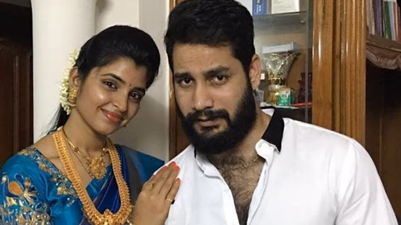 రూ. కోటీ కోసం దిగజారడు.. మా ఆయన ఆ టైప్ కాదు: భర్తకు యాంకర్ శ్యామల బాసట రూ. కోటీ కోసం దిగజారడు.. మా ఆయన ఆ టైప్ కాదు: భర్తకు యాంకర్ శ్యామల బాసట