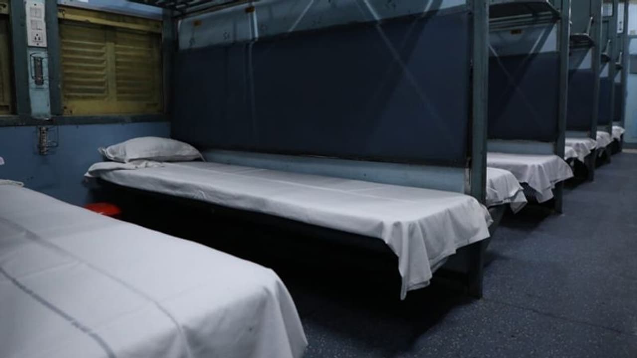 కరోనాతో దేశం కకావికలం: రైల్వే శాఖ ఆపన్న హస్తం.. 64 వేల బెడ్లు సిద్ధం కరోనాతో దేశం కకావికలం: రైల్వే శాఖ ఆపన్న హస్తం.. 64 వేల బెడ్లు సిద్ధం