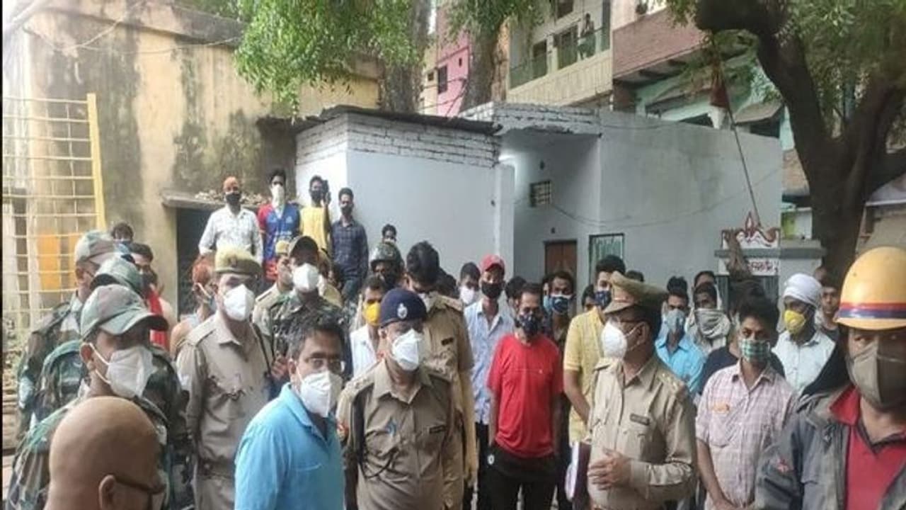 'বেধড়ক মারধর', রবিবার সাতসকালে BJP কর্মীর ঝুলন্ত দেহ উদ্ধার দমদম পার্কে, কাঠগড়ায় তৃণমূল 'বেধড়ক মারধর', রবিবার সাতসকালে BJP কর্মীর ঝুলন্ত দেহ উদ্ধার দমদম পার্কে, কাঠগড়ায় তৃণমূল