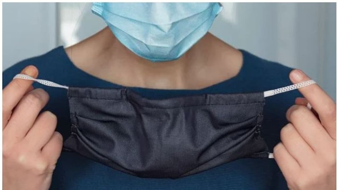 കൊവിഡ് 19; രണ്ട് മാസ്ക്കുകൾ എങ്ങനെയാണ് ധരിക്കേണ്ടത്; ഡോക്ടർ പറയുന്നു കൊവിഡ് 19; രണ്ട് മാസ്ക്കുകൾ എങ്ങനെയാണ് ധരിക്കേണ്ടത്; ഡോക്ടർ പറയുന്നു