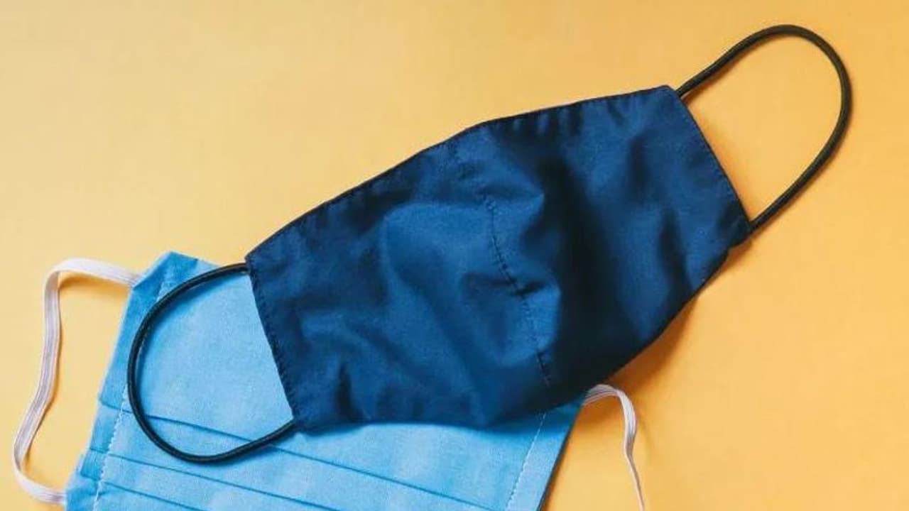 మాస్క్ లేని వారిని రానిస్తే యజమానులకు భారీ జరిమానా.. ఏపీ ప్రభుత్వం సంచలన నిర్ణయం మాస్క్ లేని వారిని రానిస్తే యజమానులకు భారీ జరిమానా.. ఏపీ ప్రభుత్వం సంచలన నిర్ణయం