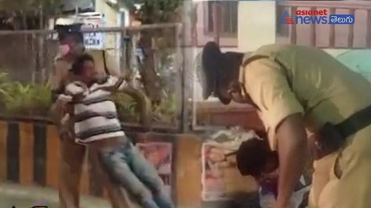 శెభాష్ పోలీస్ : తాగి పడిపోయిన యువకుడిని ఆదుకున్న కానిస్టేబుల్.. (వీడియో) శెభాష్ పోలీస్ : తాగి పడిపోయిన యువకుడిని ఆదుకున్న కానిస్టేబుల్.. (వీడియో)