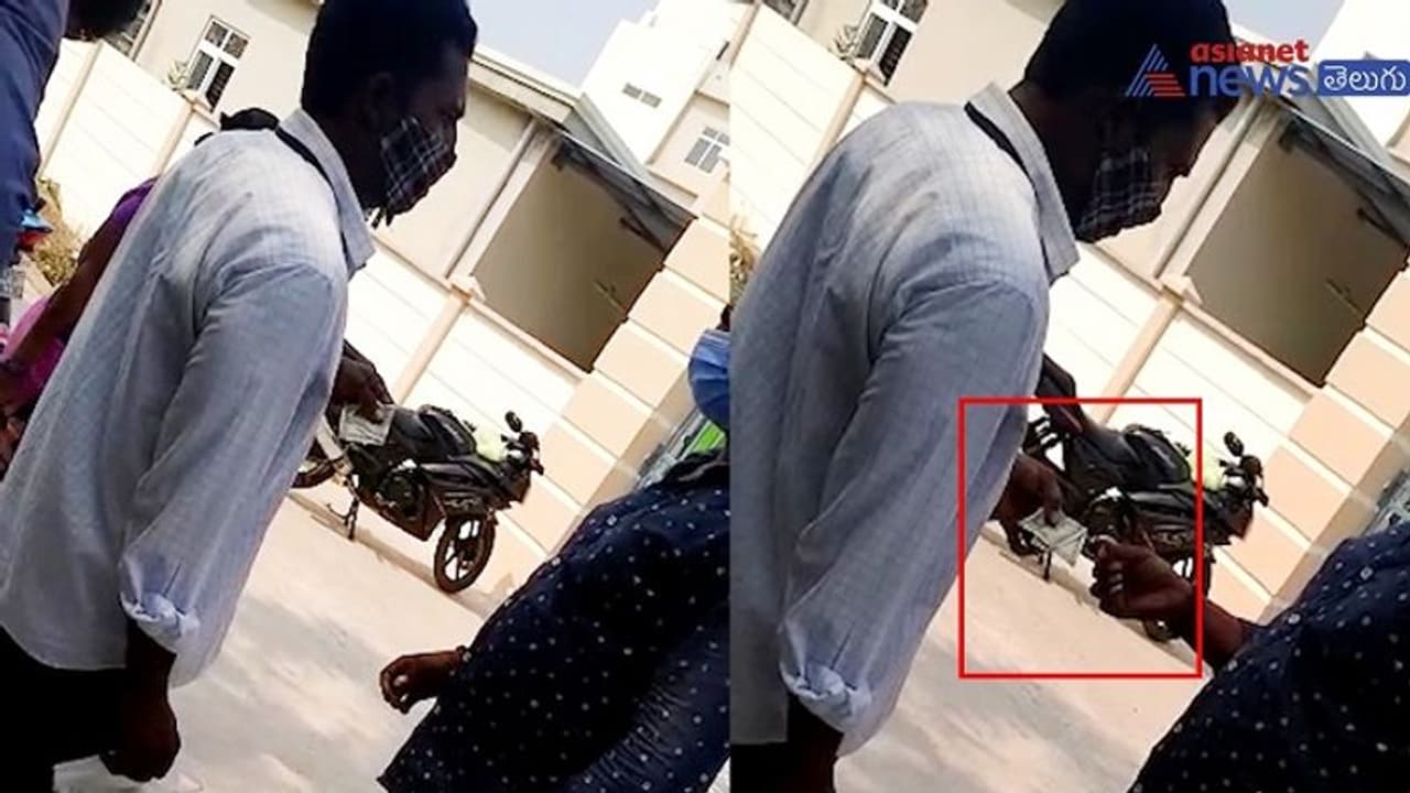 ప్రభ్వుత్వాసుపత్రిలో.. కరోనా టెస్ట్ చేయాలంటే రూ.200 ఇవ్వాల్సిందే... (వీడియో) ప్రభ్వుత్వాసుపత్రిలో.. కరోనా టెస్ట్ చేయాలంటే రూ.200 ఇవ్వాల్సిందే... (వీడియో)