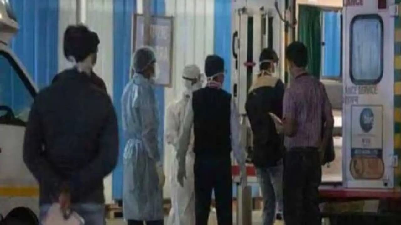 সরকারি হাসপাতালে দালালচক্রের রমরমা, সরব খোদ টাউন তৃণমূল সভাপতিই সরকারি হাসপাতালে দালালচক্রের রমরমা, সরব খোদ টাউন তৃণমূল সভাপতিই