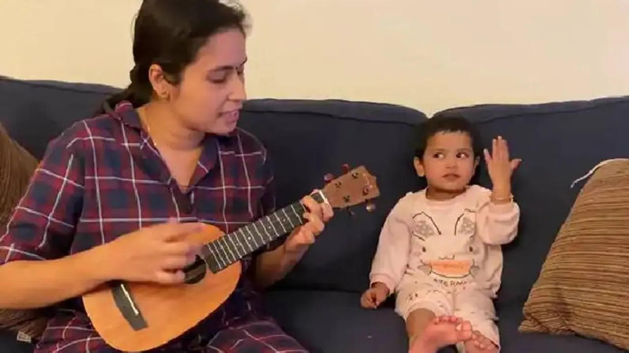 'അഗര് തും സാഥ് ഹോ'; അമ്മയോടൊപ്പം കൊച്ചുഗായികയുടെ ഭാവപ്രകടനം; വീഡിയോ വൈറല് 'അഗര് തും സാഥ് ഹോ'; അമ്മയോടൊപ്പം കൊച്ചുഗായികയുടെ ഭാവപ്രകടനം; വീഡിയോ വൈറല്