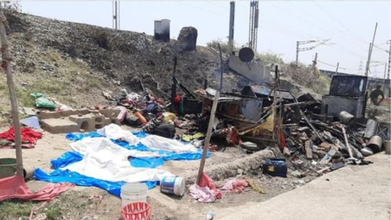 जिंदा जलकर खाक हो गए 4 सगे भाई बहन, कोरोना के खौफ में घर से बाहर नहीं निकलने की बात कहकर गए थे माता पिता जिंदा जलकर खाक हो गए 4 सगे भाई बहन, कोरोना के खौफ में घर से बाहर नहीं निकलने की बात कहकर गए थे माता पिता