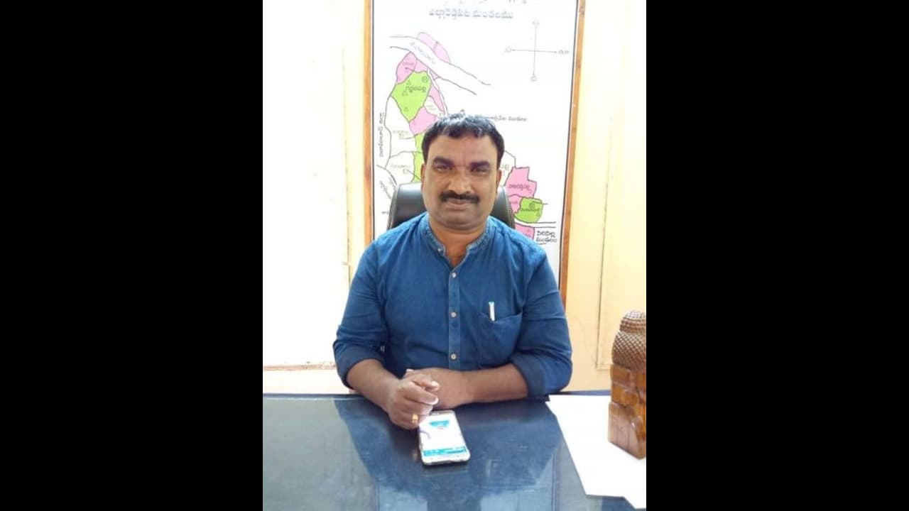 కరోనా మరణ మృదంగం... సిరిసిల్ల జిల్లాలో విద్యాధికారి మృతి కరోనా మరణ మృదంగం... సిరిసిల్ల జిల్లాలో విద్యాధికారి మృతి